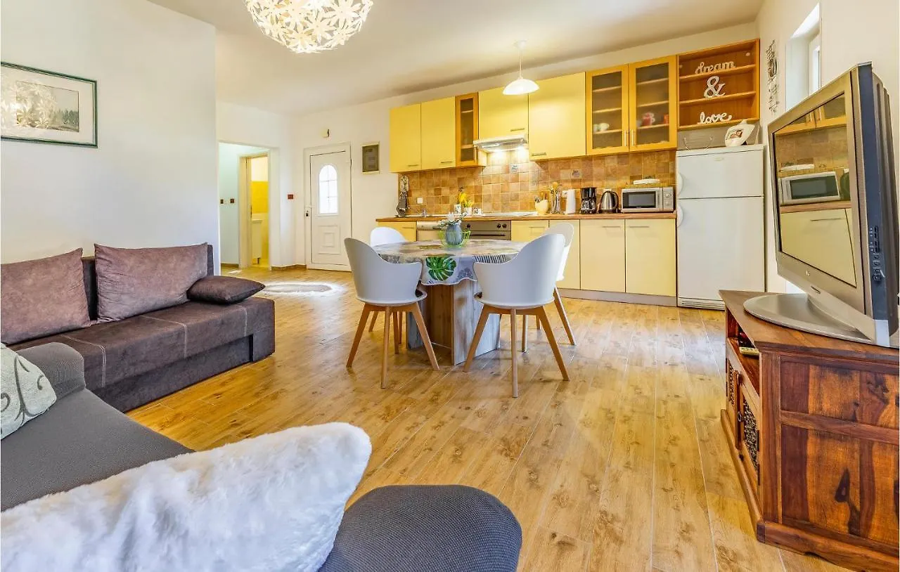 2 Bedroom Awesome Apartment In Medulin 0*,