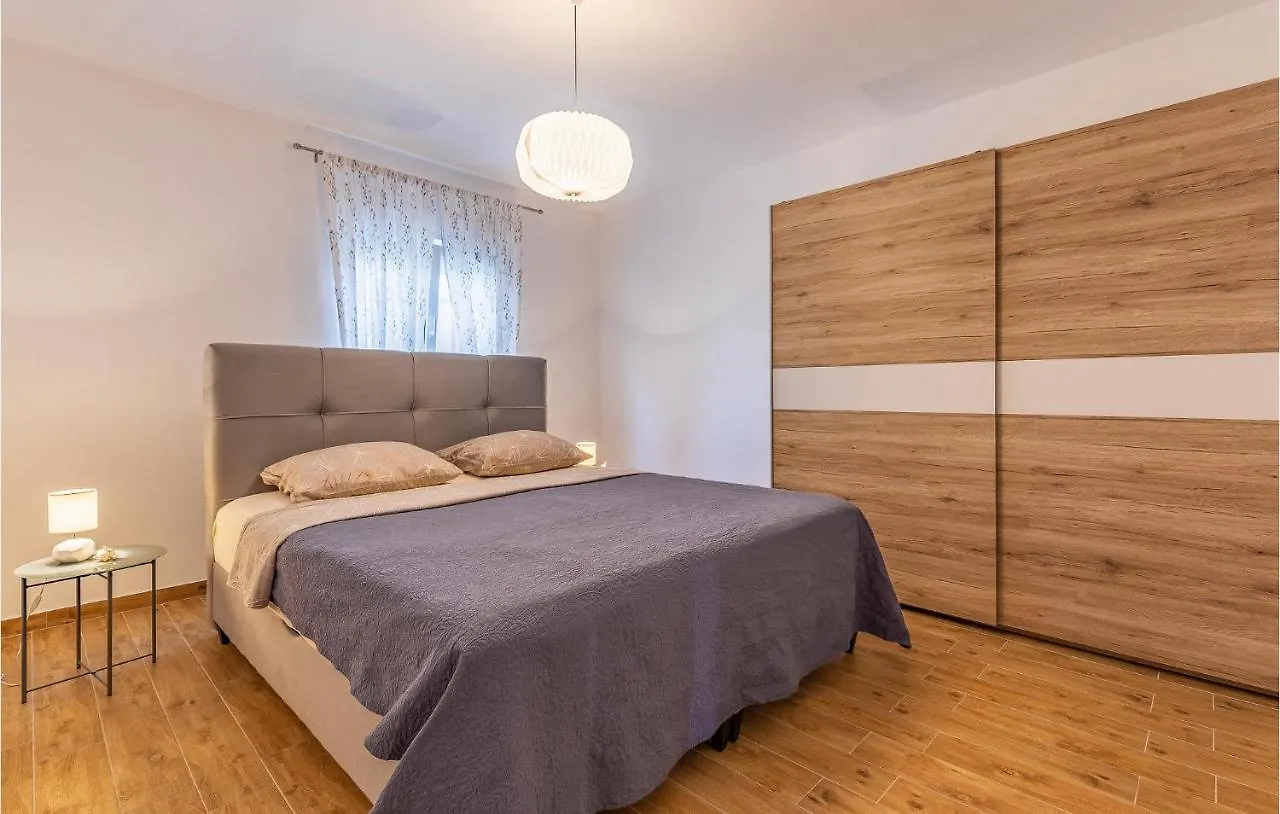 2 Bedroom Awesome Apartment In Μεντουλίν