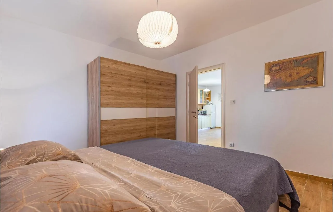 2 Bedroom Awesome Apartment In Μεντουλίν