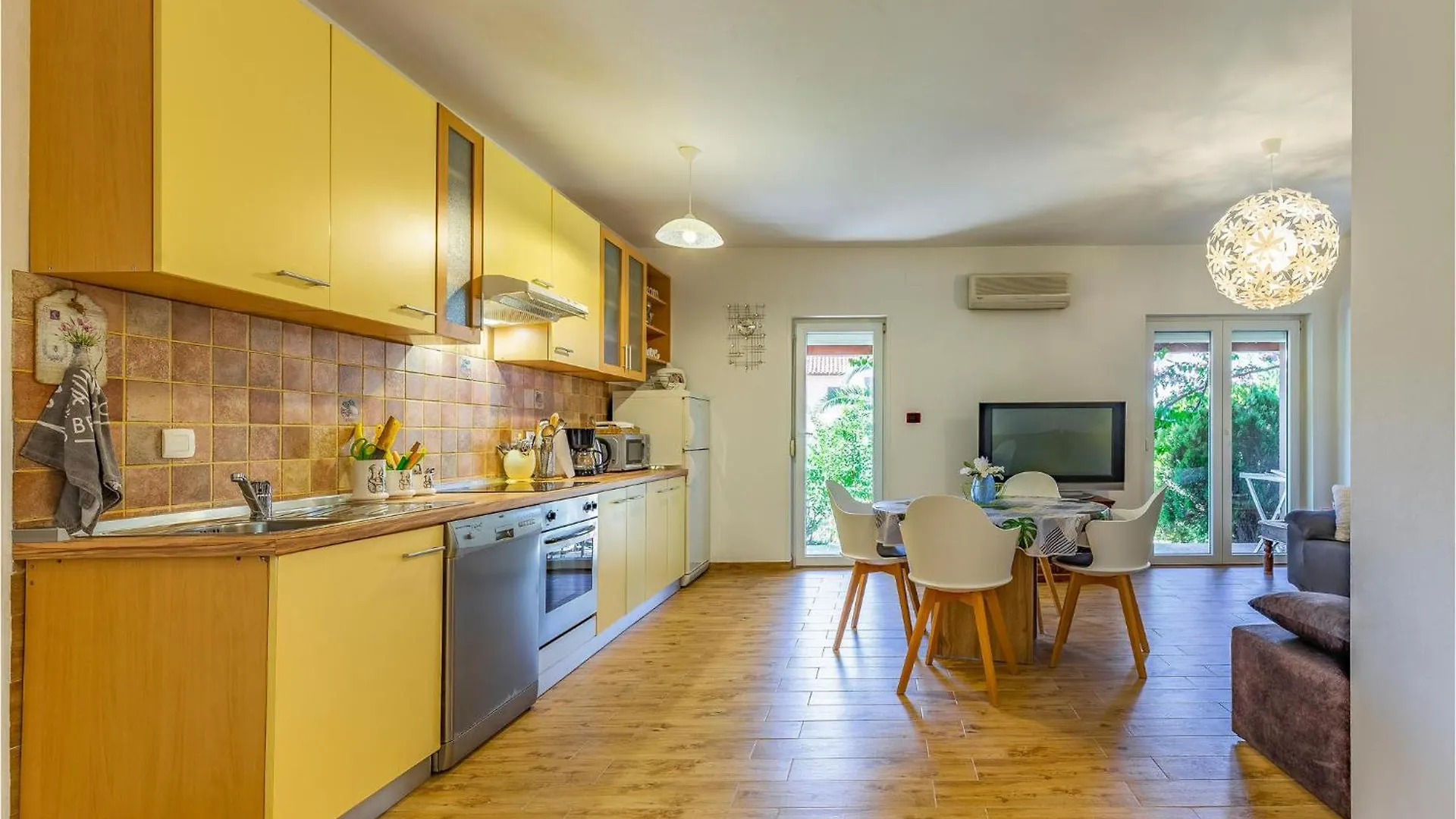 2 Bedroom Awesome Apartment In Μεντουλίν